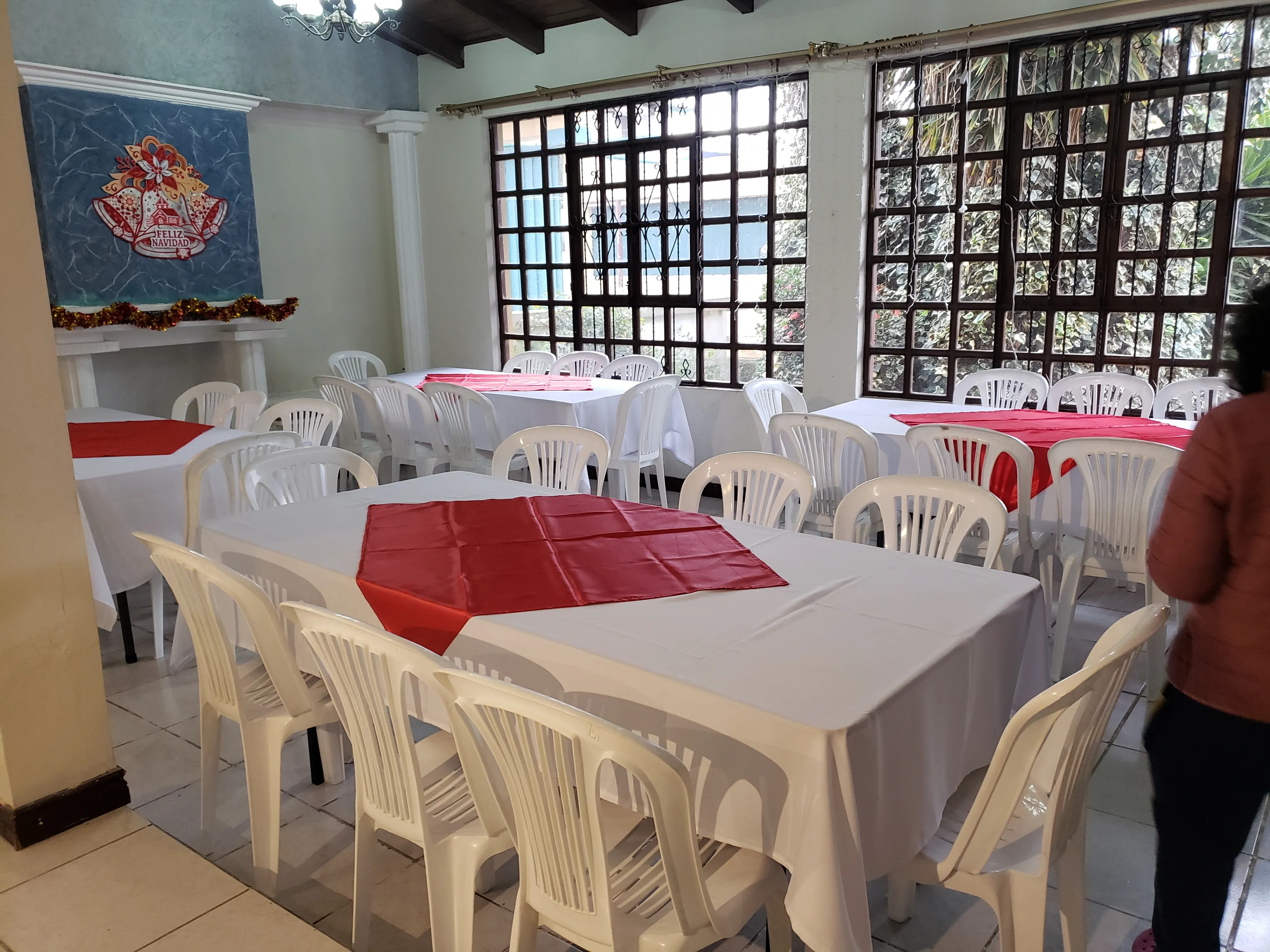 Mesas con mantelería para eventos