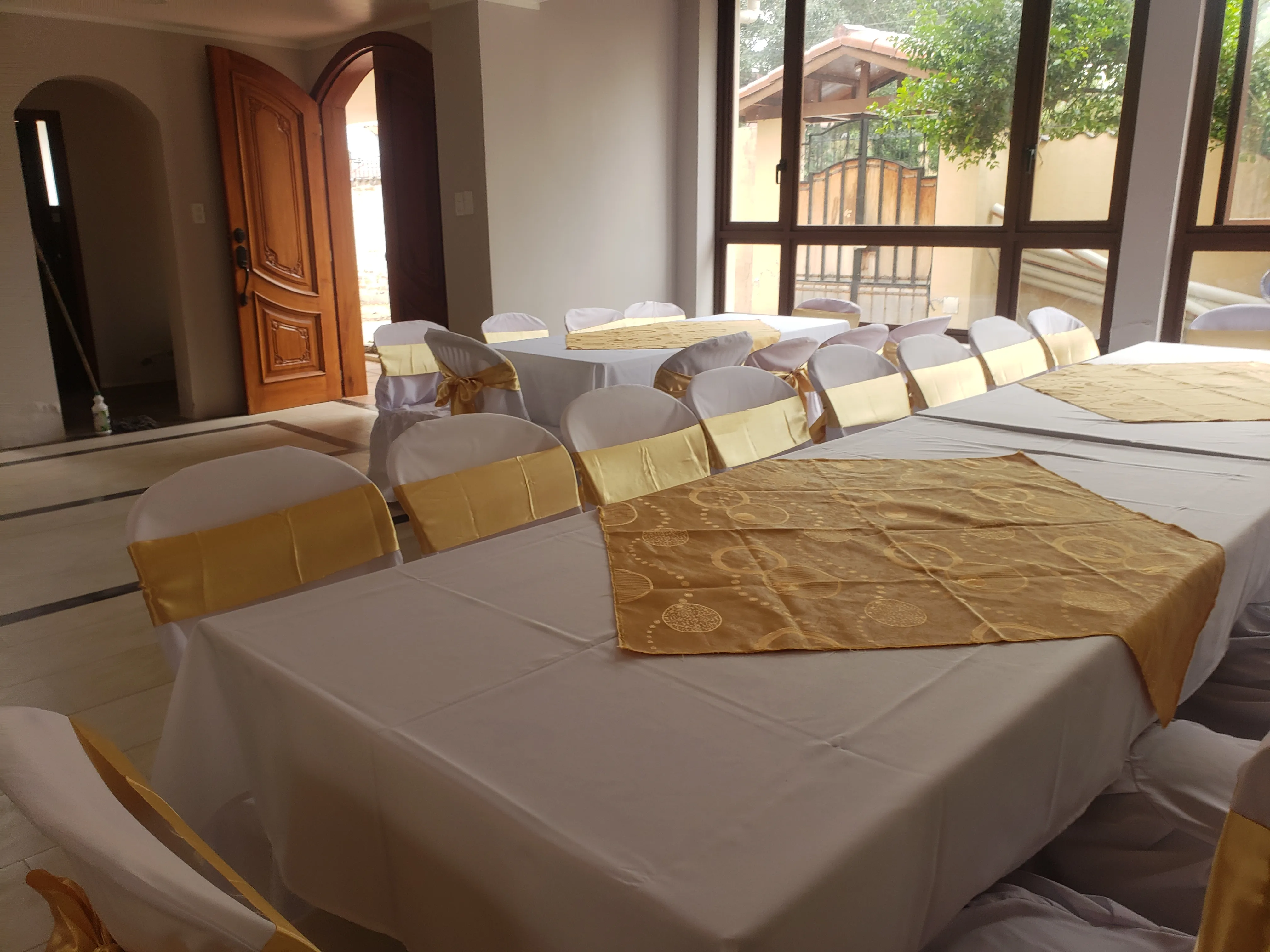 Mesas con mantelería para eventos