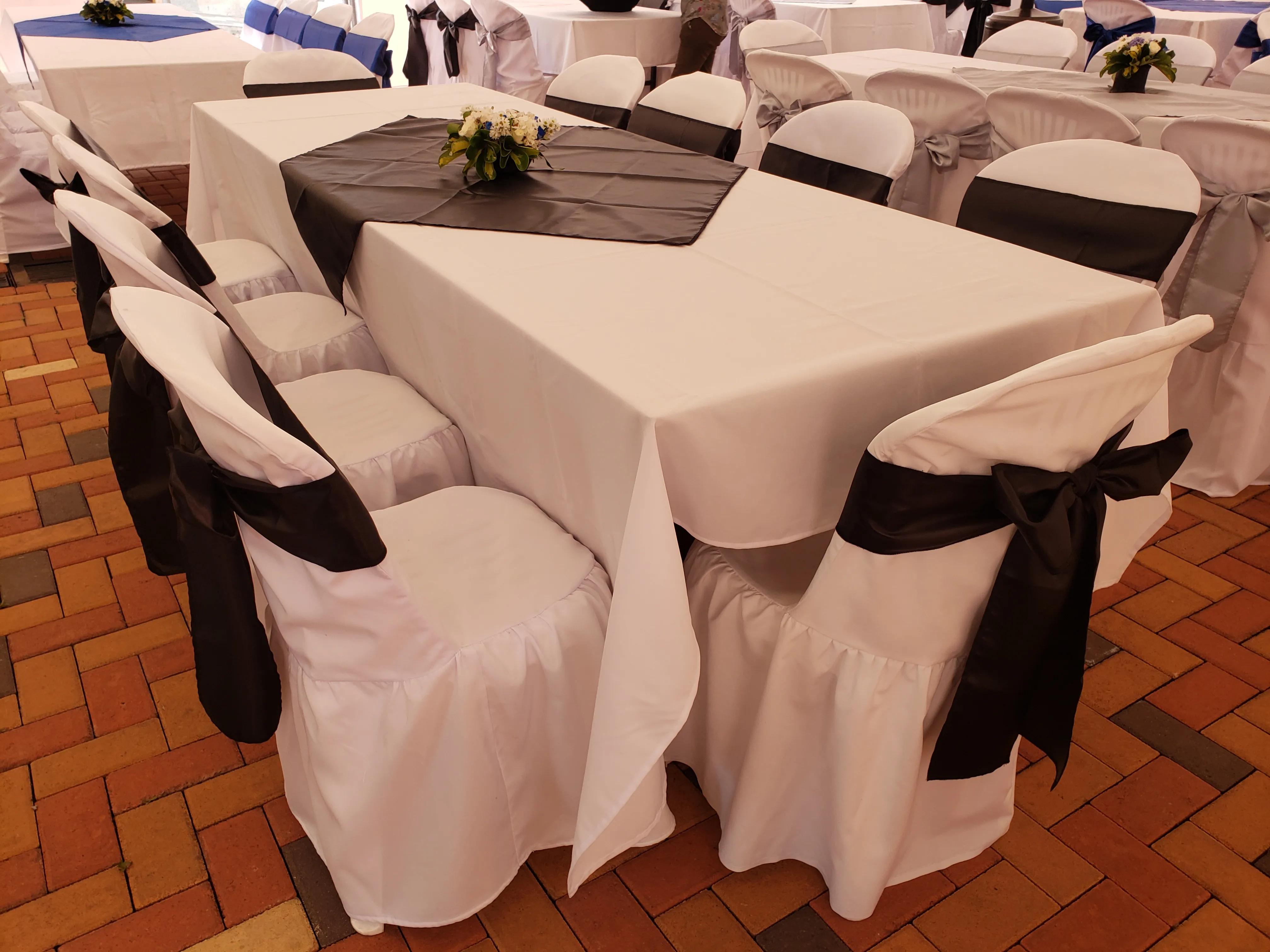 Mesas con mantelería para eventos