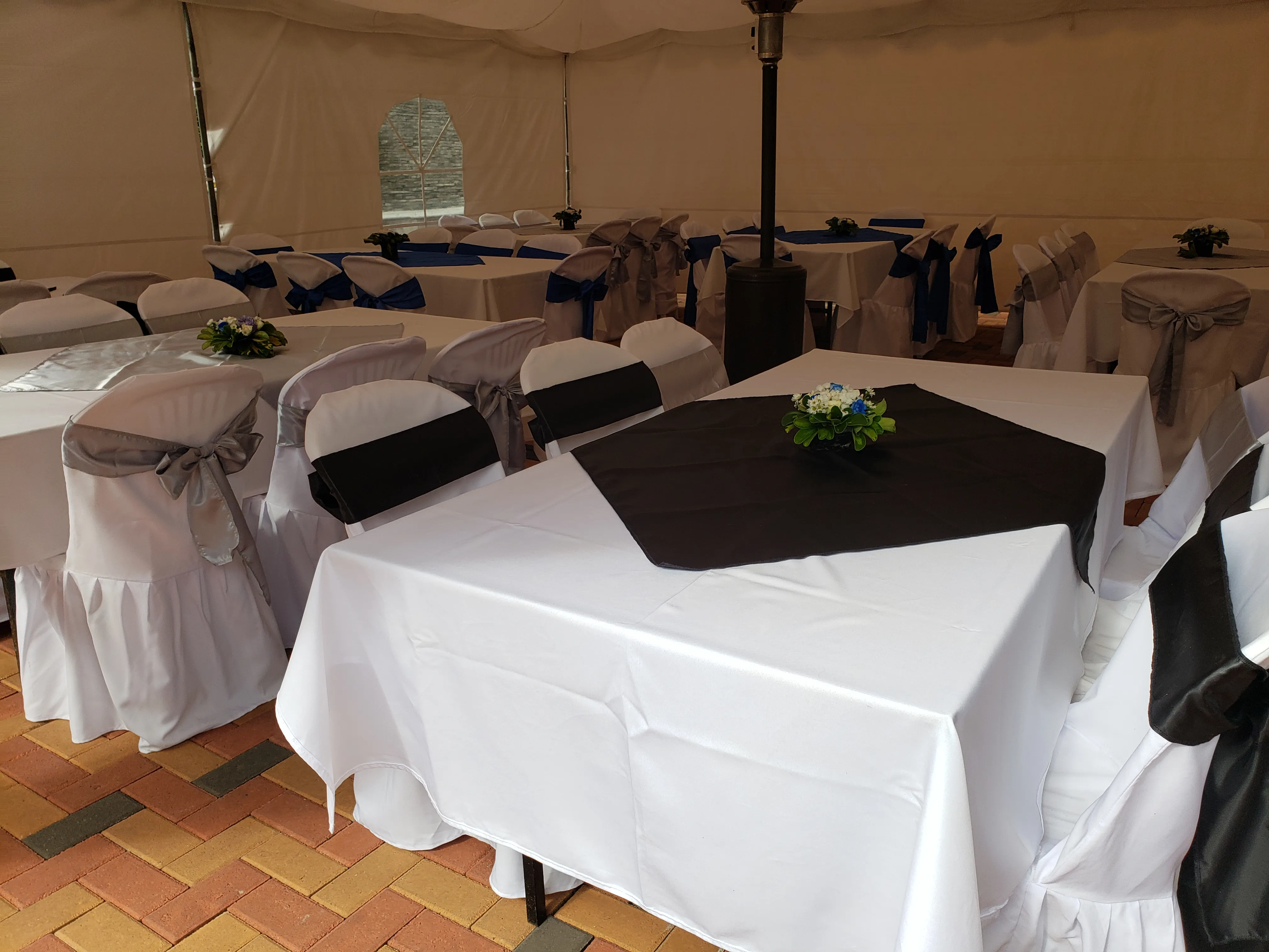 Mesas con mantelería para eventos