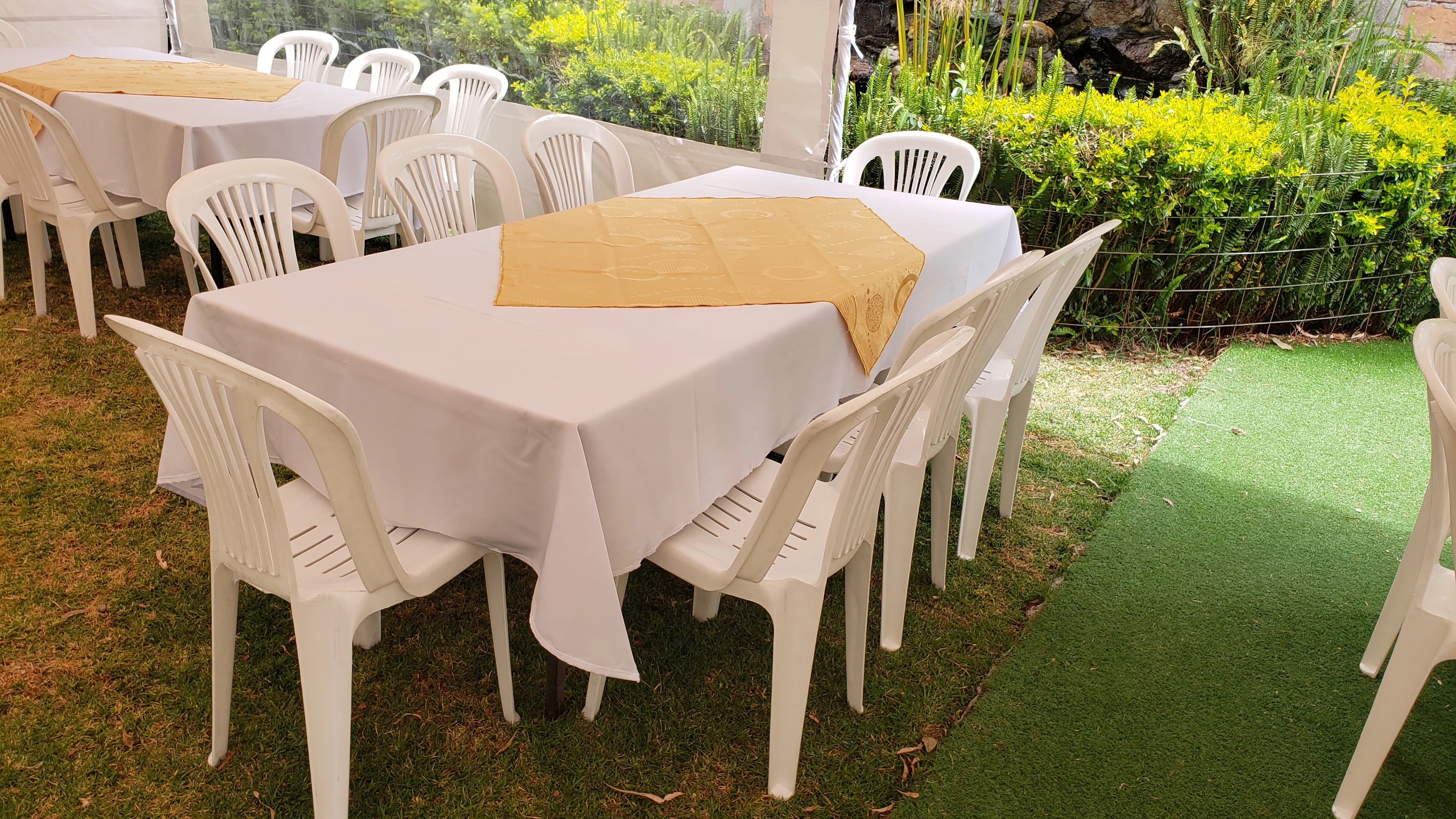 Mesas con mantelería para eventos