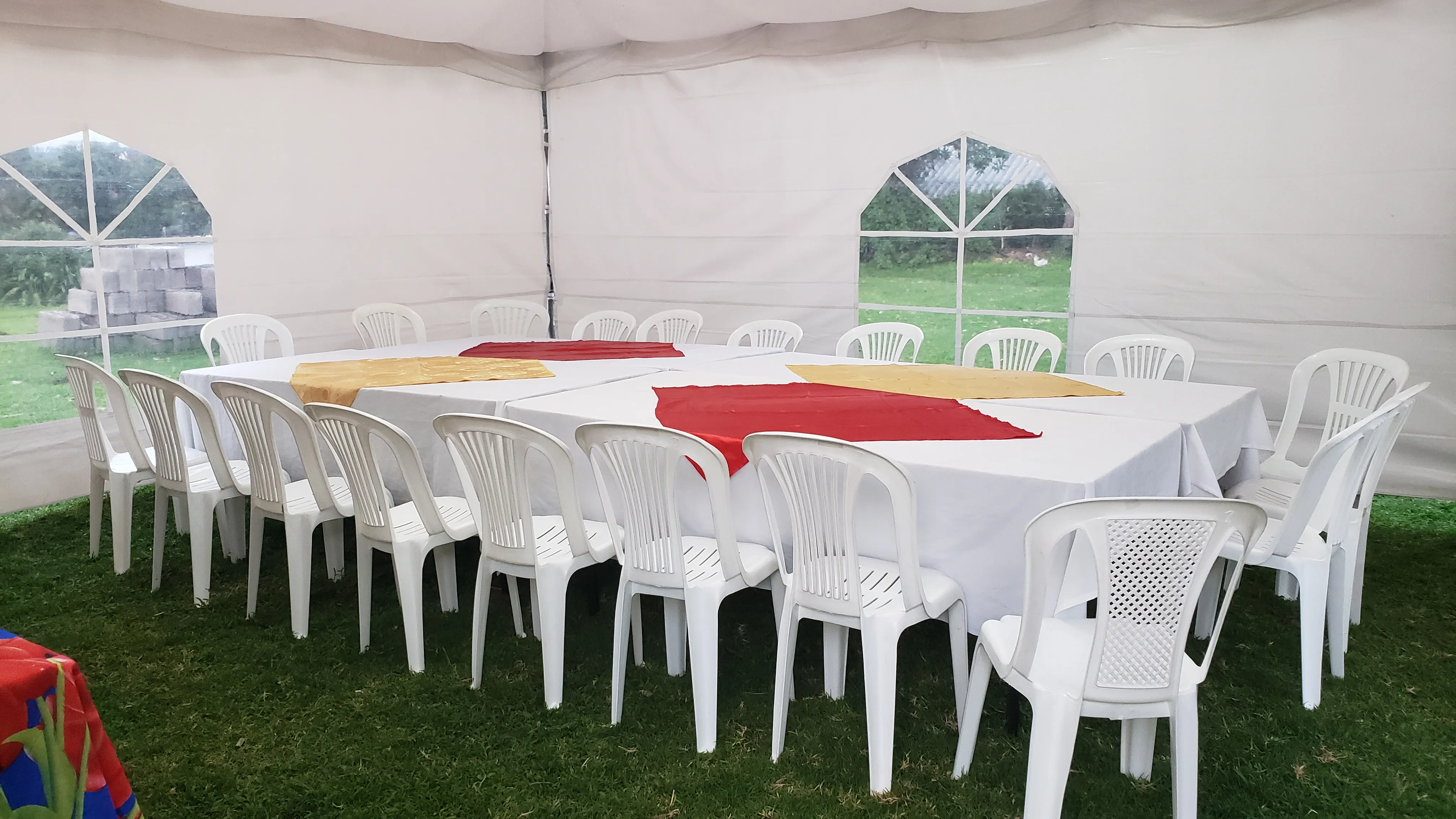 Mesas con mantelería para eventos
