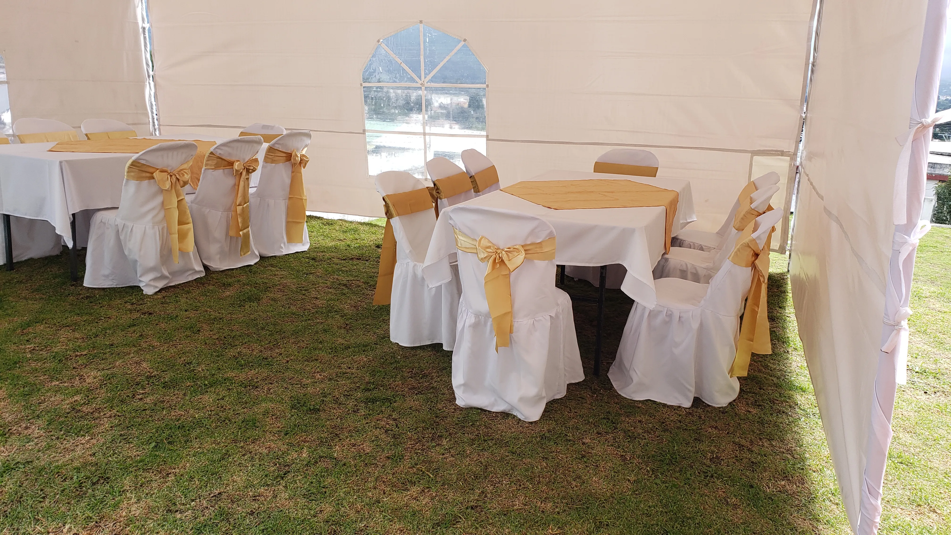 Mesas con mantelería para eventos