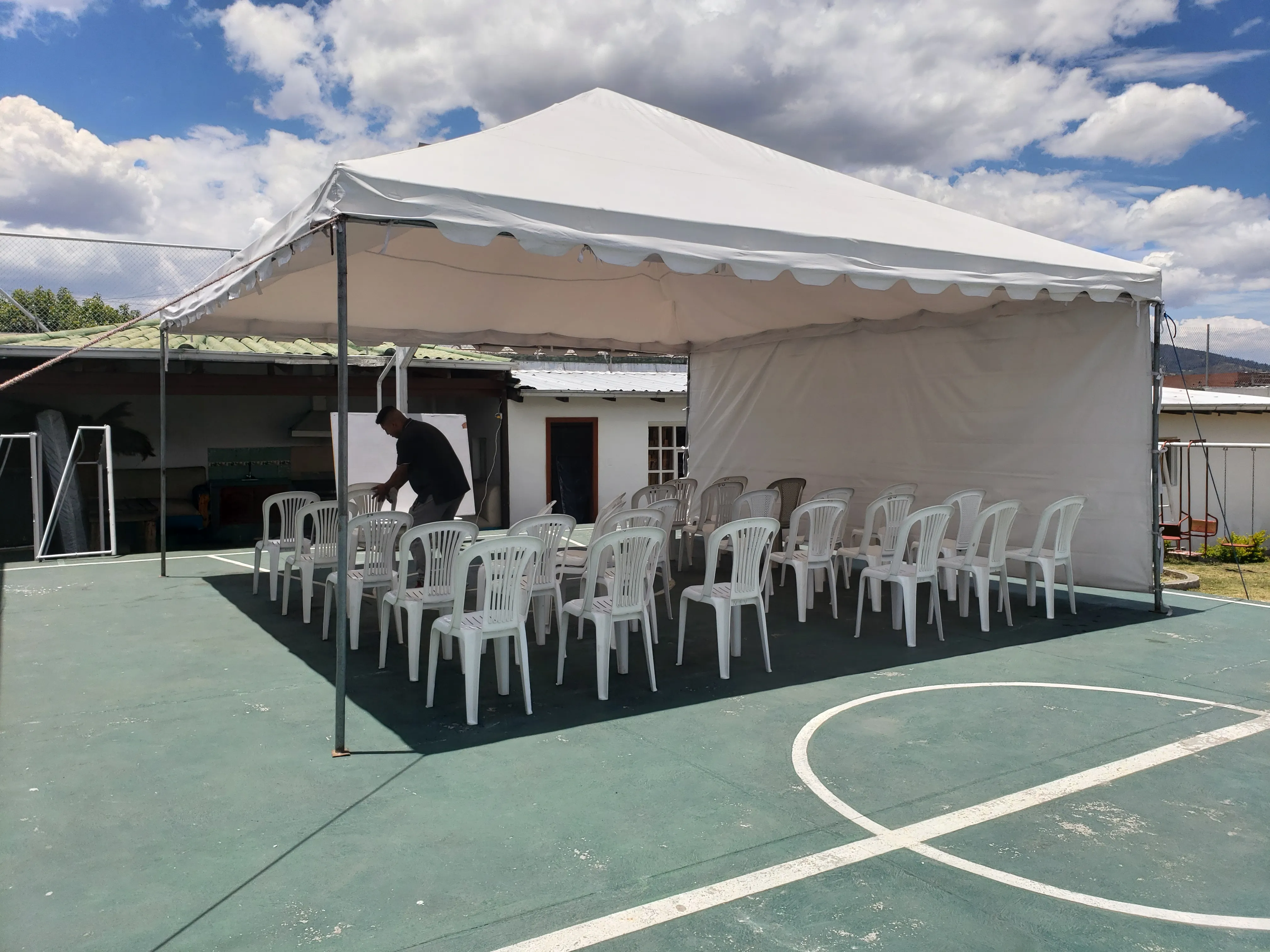 Sillas blancas para eventos