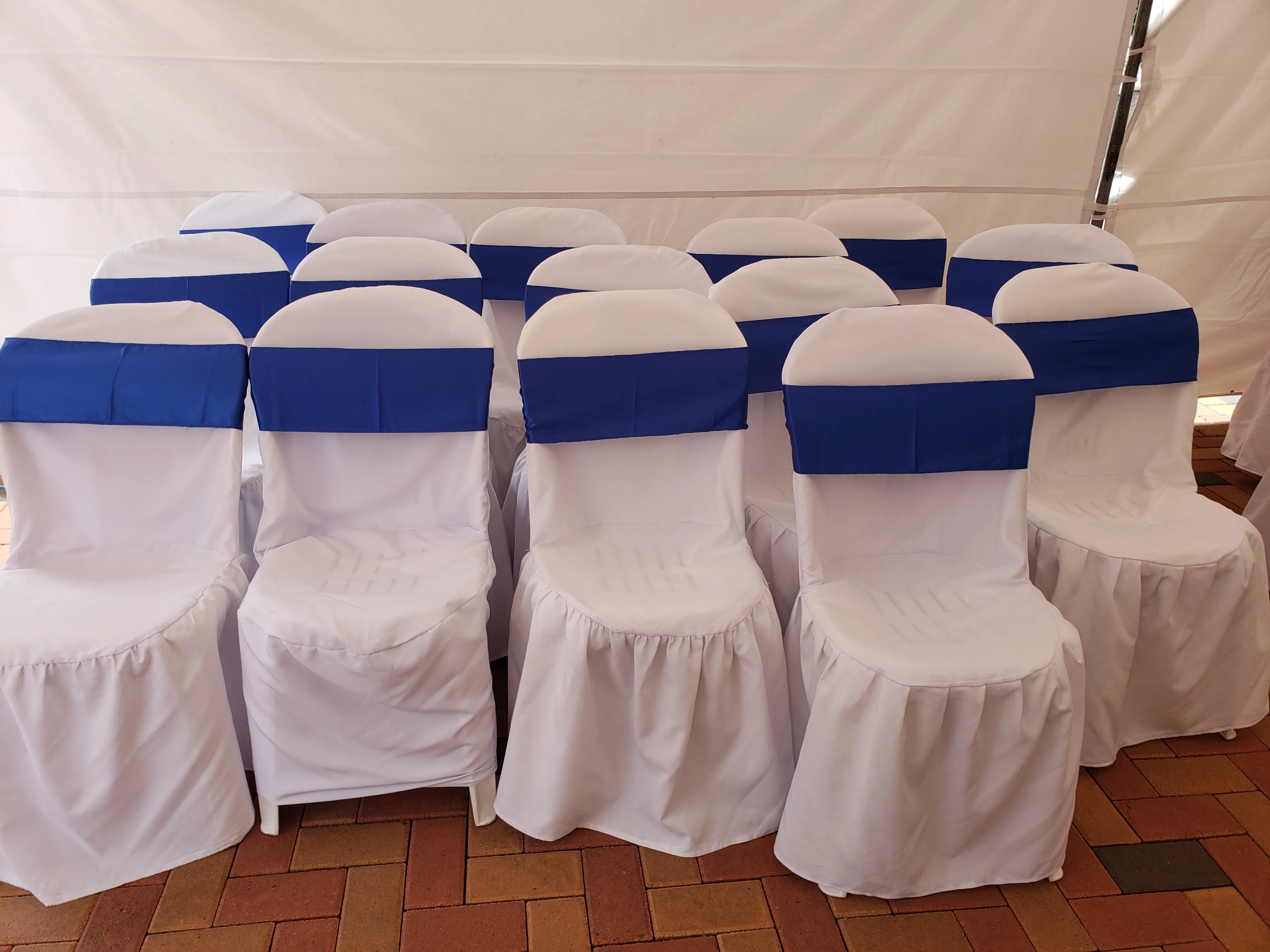 Sillas blancas para eventos