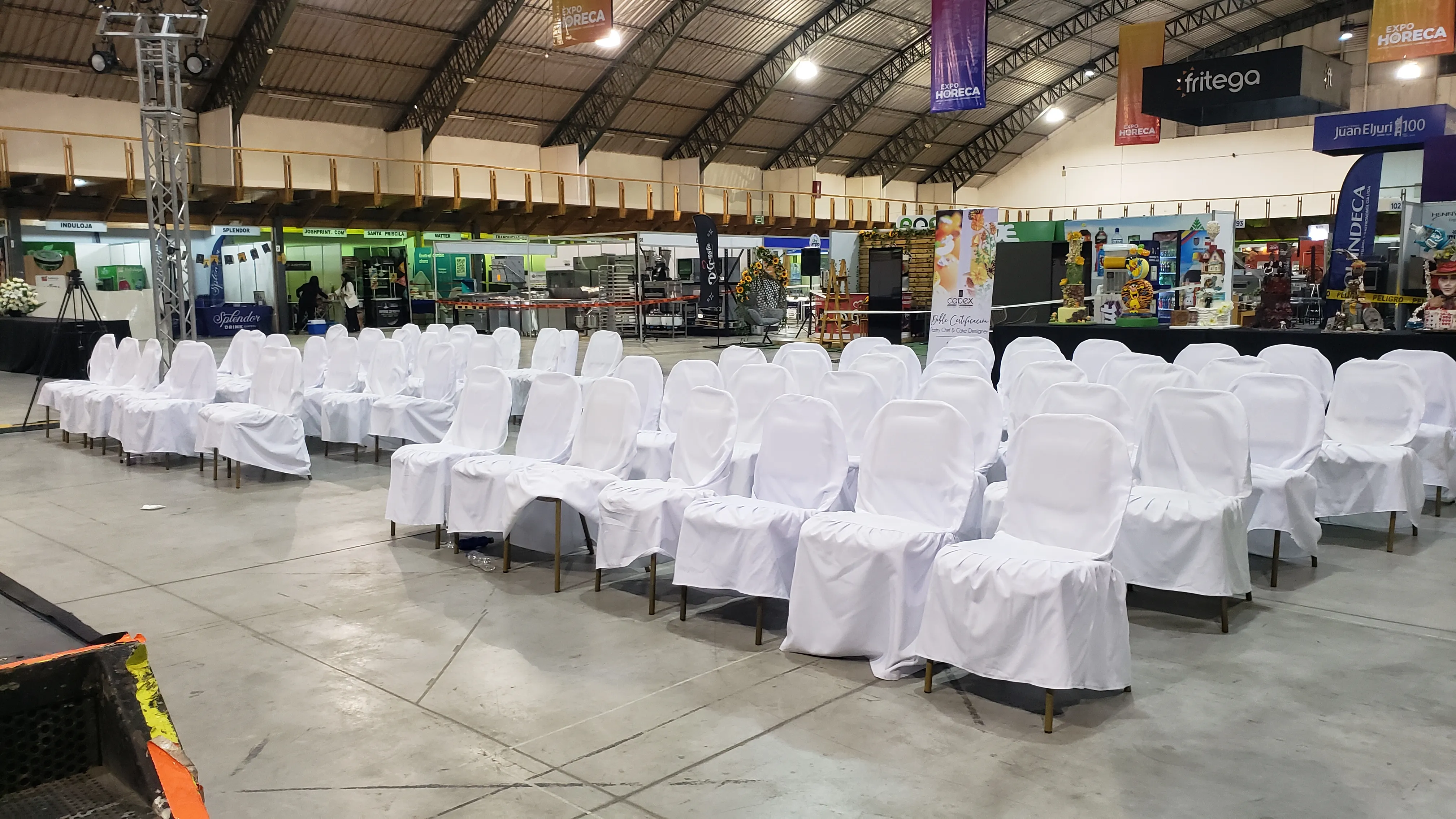 Sillas blancas para eventos